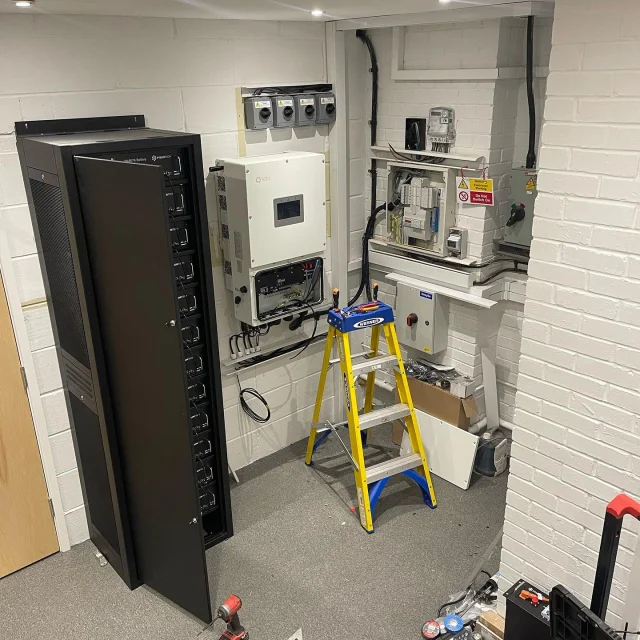 ⚡️New Commercial Installation

WIP ⚠️ 30kw Solis Hybrid Inverter with 48Kw Pylontech Battery Storage at this Leamington office.

@solis_inverters @pylontechess 

#commercialsolarandstorage #solarandstorage #leamingtonspabusiness