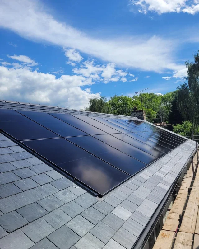 ⚡️Another summer ready installation ☀️

 430w in roof system 19.36kw 💪🏽

#domesticsolar #inroofsolar #solarpanelsystem